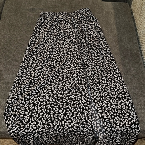 Skirt with slit - Picture 1 of 2